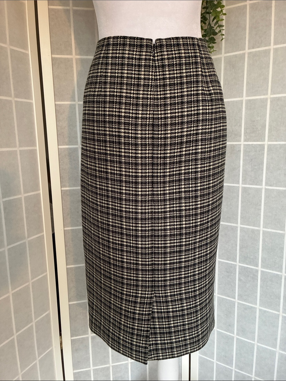The Limited Black and White Plaid Pencil Skirt in Size 8 - Picture 3 of 8